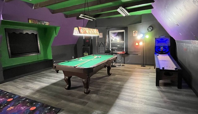 Downtown Apartment With Game Room! Walking Distance to Bars/Restaurants