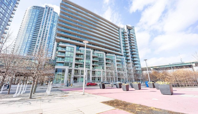 Downtown Bachelor Steps to Transit, Dining & Nightlife