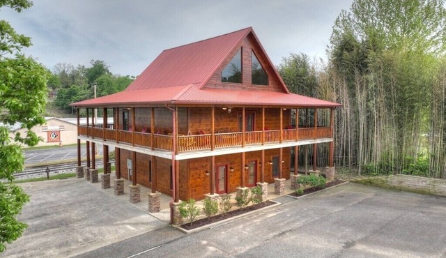 Downtown Lodge Blue Ridge, sleeps 14,walk to strip
