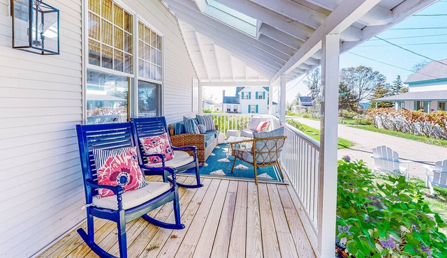 Dream cottage with ocean views, fireplace, wraparound porch, & washer/dryer