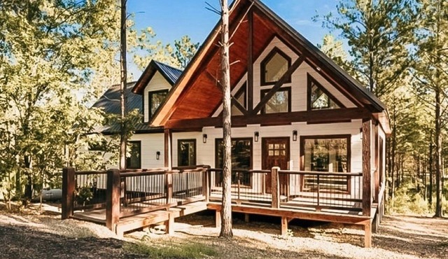 Dreamcatcher Cottage- A Luxurious Romantic Escape in Hochatown