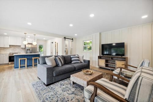 Dreamy Skipping Stone Lake House