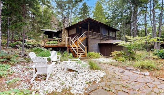 Dreamy Wooded Cabin W/Spacious Deck, Free WiFi, Secluded Location & More
