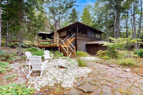 Dreamy Wooded Cabin W/Spacious Deck, Free WiFi, Secluded Location & More