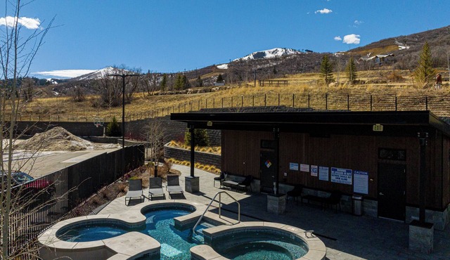 East Village Studio -Amenities, Walk or Shuttle to Ski