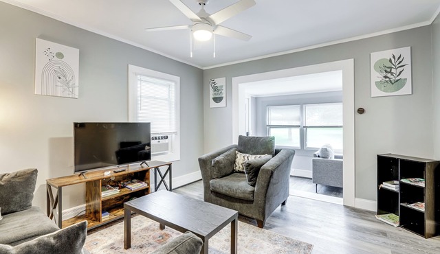 Easthampton Apartment Near Breweries & Rail Trail!