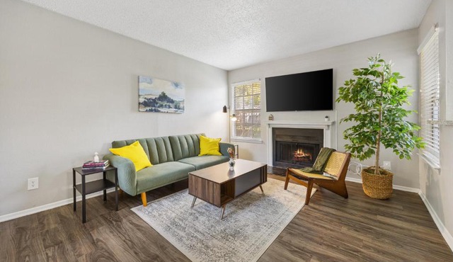 Emerald Loft - Pool, Gym & Free Parking!
