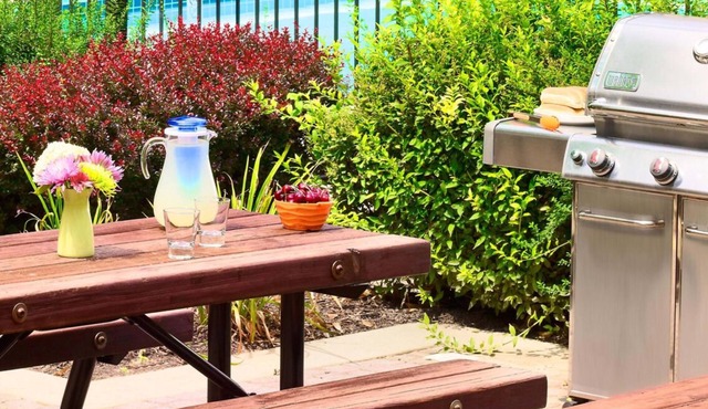 Enjoy a Comfortable & Convenience Stay! Free Parking, Pets are welcome!