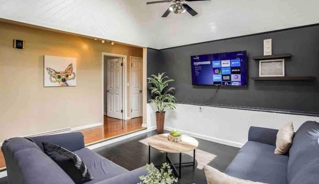 Enjoyable Home by Airport and Dwtn