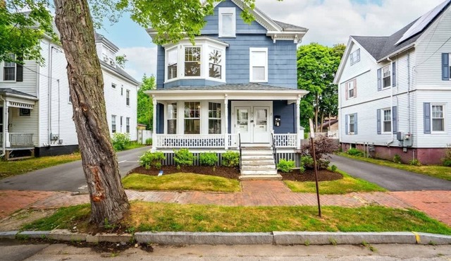 Entire Home | Sleeps 16 | w/Roof Deck | 5 mins to Downtown