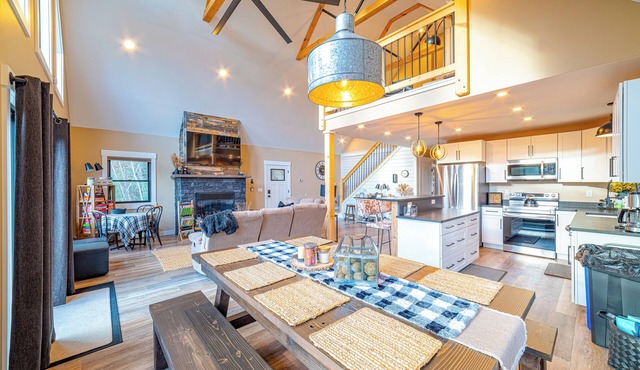 Entire private modern 3-bedroom chalet, Hot Tub, Wifi, 15 mins from Sunday River