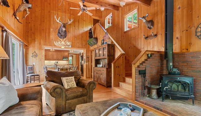 Escape to Serene Tranquility: Unwind in a Charming Retreat in Brownfield, Maine