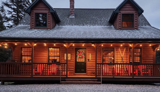 Evergreen Lodge - Rangeley cabin with 3 bedrooms and loft in prime location.