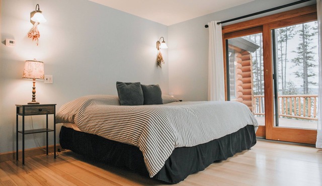 Evergreen Point Lodge (Panoramic Views of Moosehead Lake!)