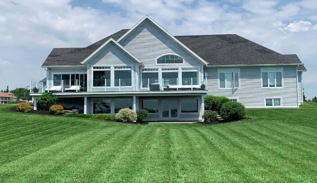 Executive Water Front Home With Steps To Water, 15 Mins to Downtown