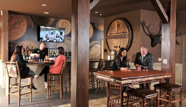 Expanded King with Whirlpool, Stoney Creek KC, Onsite Pool | 2 Units
