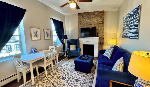 Experience Urban Elegance: Downtown 2 BDR within Walking Distance to Everything!
