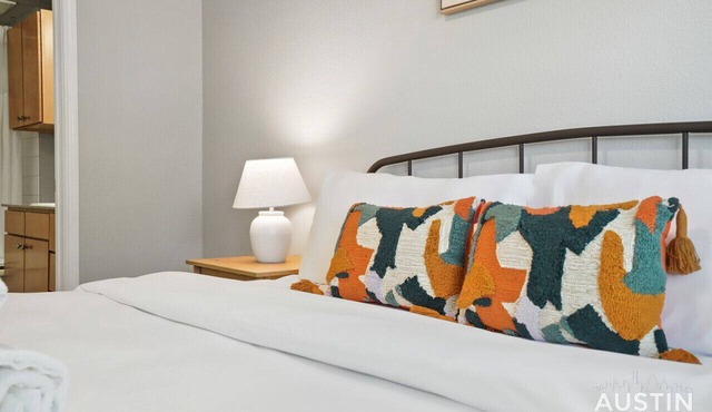 Extremely Comfortable King Beds in Super Cute Apt
