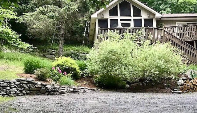 Fall Foliage Retreat – 4BR/3BA Hillside Home Near Berkshires, Sleeps 8