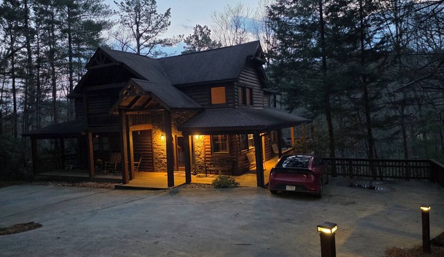 FamiLee RosenHütte 4BR 4BA Cabin in- Innsbruck Helen GA W-HotTub&DogFriendly