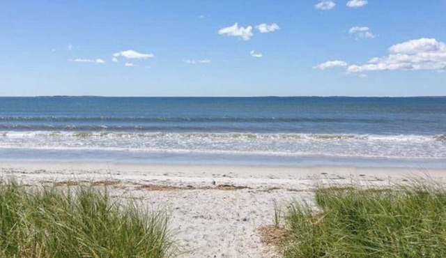 Family beach retreat - bright, sunny, spacious!