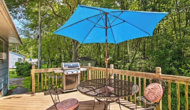 Family Friendly Charming cottage set within a mile of the beach and steps to Boon Street!