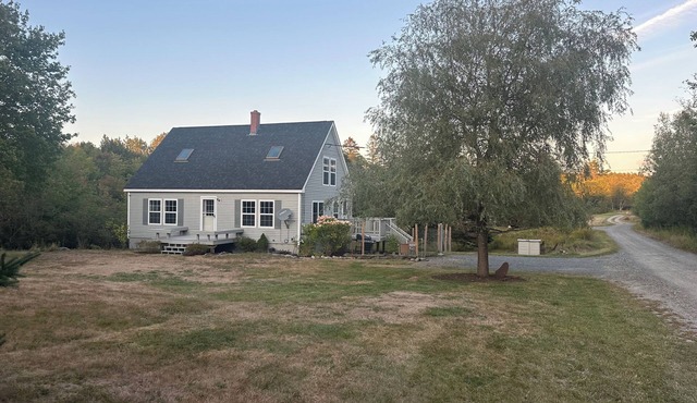 Family home on private dead end road five minute walk to Acadia National Park