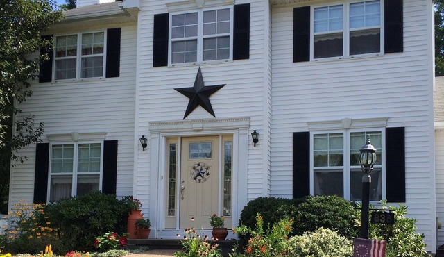 Family & Pet Friendly! Less than 5 miles from down Saratoga & Skidmore College!