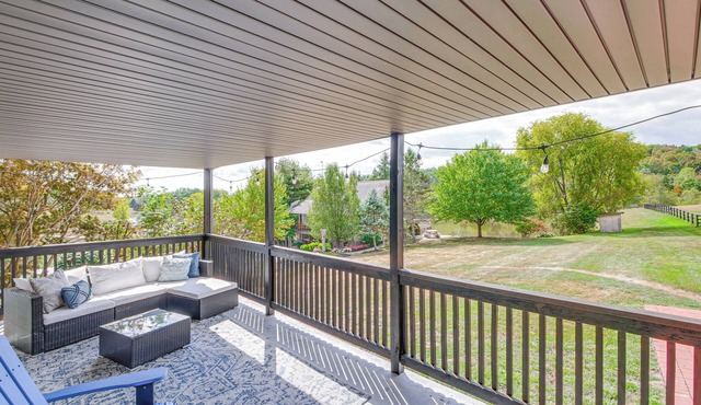 Farmyard Stays Dundee Home w/Scenic Views!