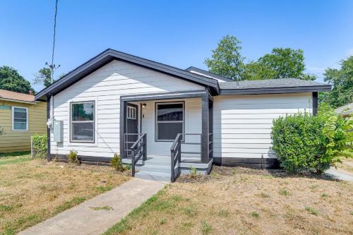 Fenced-In Yard: Home < 5 Mi to Dtwn Dallas!