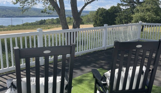 Finger Lakes Farmhouse- stunning lake views on wine trail-10 min to Watkins Glen