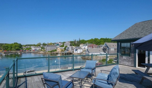 Fisherman`s Loft - In-town Apartment, Ocean Views