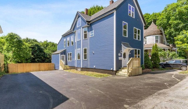 Fully Furnished 1st Floor Retreat, Comfort Awaits