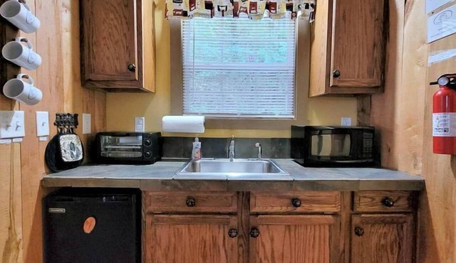 Furry Friends and Fields: Pet-Friendly Cabin with Unique Views in Sparta, TN