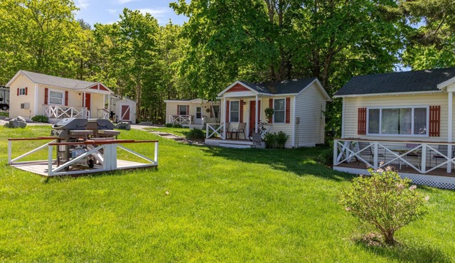 Gallagher`s Travels Cabin Four (Two Bedroom)