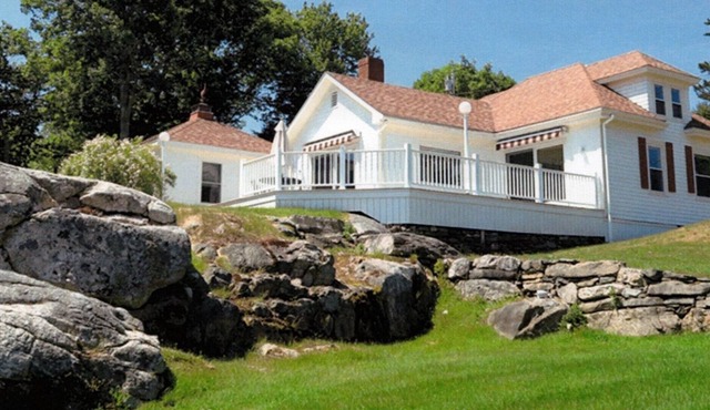 GATEHOUSE The Moorings, ocean views, pool & close to Pemaquid beach!