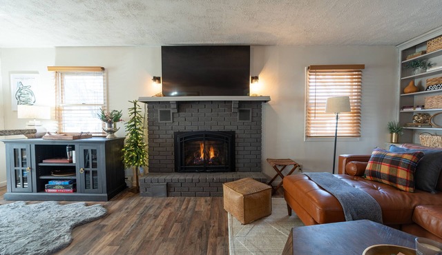 Glens Falls Boutique Stay, near skiing, Lake George, Saratoga, Pool!