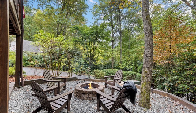 Golf Club, Pool & Hiking! Wooded Cashiers Escape