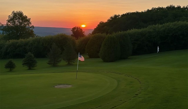 Golf, Outdoor Bar, Restaurant - The Timber Cabin