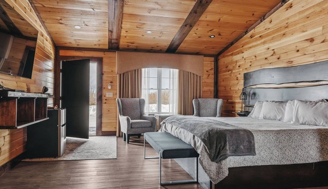 Golf, Outdoor Bar, Restaurant - The PinecrestCabin