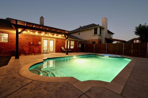 Gorgeous 4 bedroom 2,5 bath Home with Heated Pool, Spa & Game Room close to DFW Airport and 35 mins from Dallas Stadium - Great for World Cup Fans !