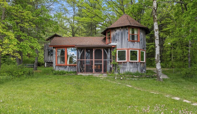Gorgeous Hilltop Paradise with epic views and swimming pond