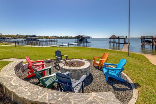 Gorgeous Lakefront Home w/Chef's Outdoor Kitchen