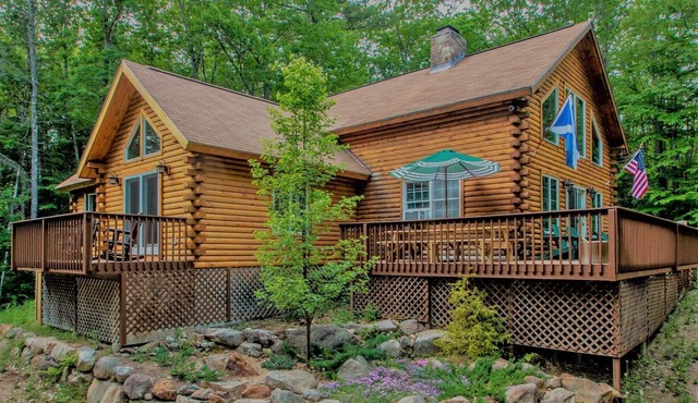 Gorgeous Log Cabin w/hot tub and large center fireplace