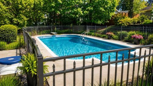 Gorgeous Retreat with Pool Hot Tub and Game Room