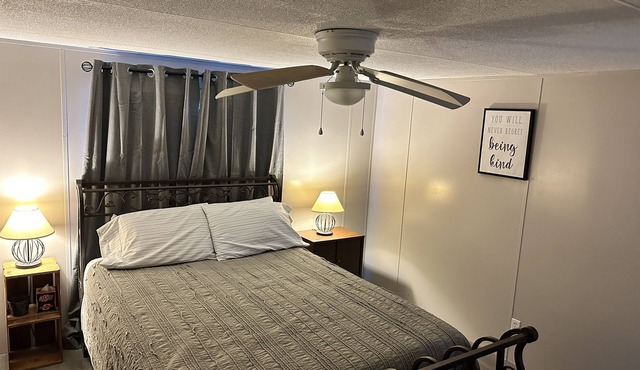 Grand Relaxing! 2 min walk to docks & restaurant with patio & bar!
