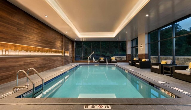 Great Relaxing Overnight Stay! 2 Spacious Units, Indoor Pool, Free Breakfast!
