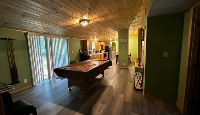Great Sacandaga Hideaway - 2 minute drive to the lake.