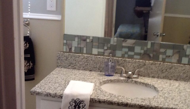 Great updated Long Island Entire Apartment Nr Airport, Beaches, Train, College