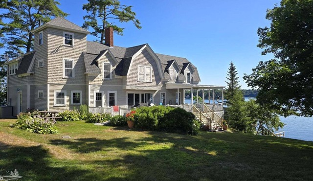 Green Landing: A spacious 4-bedroom house in East Boothbay, ME, with ocean views.